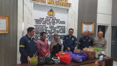 Keluarga Korban Pembunuhan Bawakan Buah dari Gunung Sebagai Apresiasi Kerja Polres HSS