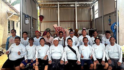 Relawan berfoto bersama seusai momen 5 rajab.