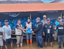 Dinas PUPRP Bersama DPMD Kabupaten Banjar Salurkan Bantuan Sembako di Kecamatan Sungai Tabuk