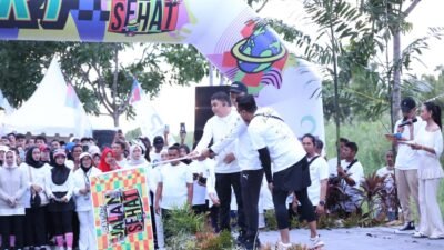 Bupati Tanah Bumbu Andi Rudi Latif Lepas 30 Ribu Peserta Jalan Santai Batfest 2025