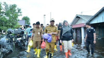Bupati HSS Tinjau Banjir di Kalumpang dan Bagikan Bantuan