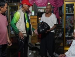 Turun ke Desa Bangkau, Wabup Bagikan Bantuan Warga Terdampak Banjir