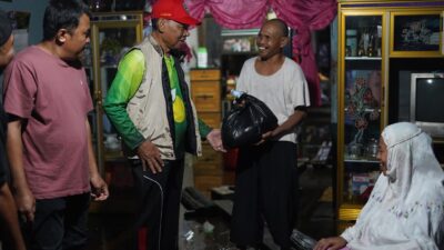 Turun ke Desa Bangkau, Wabup Bagikan Bantuan Warga Terdampak Banjir