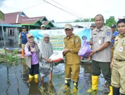 Wabup HSS Bagikan Bantuan ke Warga Daha Barat Terdampak Banjir