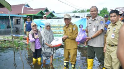 Wabup HSS Bagikan Bantuan ke Warga Daha Barat Terdampak Banjir