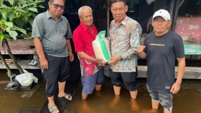 Wabup Bagikan Bantuan Beras untuk Warga Daha Utara Terdampak Banjir