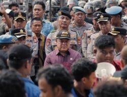 Usai Reses, Rosehan NB Temui Massa Aksi dan Tampung Aspirasi Tolak Pilkada DPRD