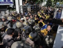 Dorong Aparat hingga Terjatuh, Aksi Tolak Pilkada DPRD di Kalsel Sempat Memanas