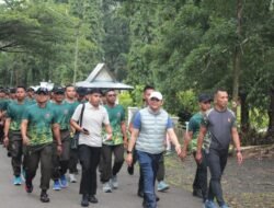 Bupati Andi Rudi Latif Ikuti Jalan Sehat Bersama Yonif TP 828/BWM