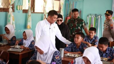 Bupati Andi Rudi Latif Launching SPPG di SMPN 1 Simpang Empat