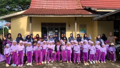 Murid TK Negeri Tunas Pratama Peduli Warga Terdampak Banjir