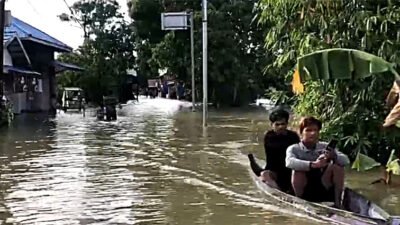 Jalan Melati di Desa Bincau Muara yang masih tenggelam. (Foto: Koranbanjar.com)