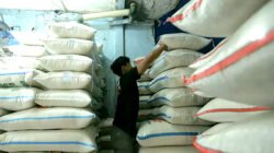 Perum Bulog menyiagakan stok beras sebanyak 20 ton hingga 50 ton setiap hari di wilayah Sumatera dan Aceh, menyusul bencana banjir dan longsor yang terjadi pada akhir November 2025.