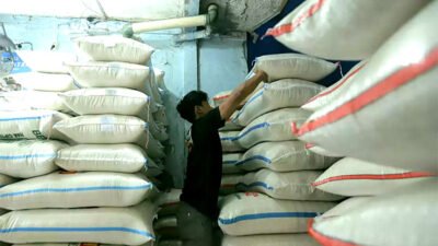 Bulog Perintahkan Stok Beras 50 Ton per Hari untuk Antisipasi Banjir Meluas