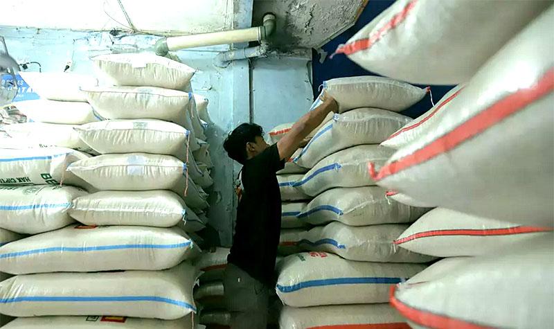 Perum Bulog menyiagakan stok beras sebanyak 20 ton hingga 50 ton setiap hari di wilayah Sumatera dan Aceh, menyusul bencana banjir dan longsor yang terjadi pada akhir November 2025.