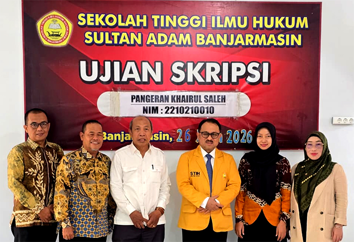 Berfoto bersama penguji usai sidang skripsi