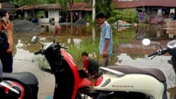 Pelaku, Samhudi terduduk lunglai di lokasi kejadian.