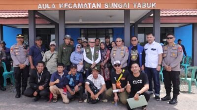 Gubernur Muhidin Salurkan Bantuan Uang Tunai kepada Warga Terdampak Banjir di Kecamatan Sungai Tabuk dan Martapura Barat