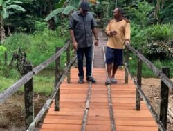 Prihatin Titian Rusak, Habib Farhan Rogoh Kocek Pribadi Bantu Warga Desa Awang Bangkal Barat