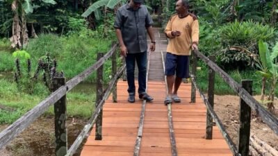 Prihatin Titian Rusak, Habib Farhan Rogoh Kocek Pribadi Bantu Warga Desa Awang Bangkal Barat