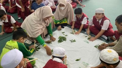 Life Model Pembelajaran Seni Rupa, Siswa Kelas I SDIT Ukhuwah Belajar Ecoprint dari Alam