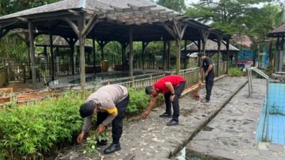 Polsek Loksado Aksi Bersih Lingkungan Wisata Tanuhi
