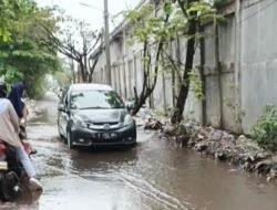 ‎Sampah Menumpuk di Akses Masuk Perumnas Lingkar Basirih, Sungai Tercemar dan Warga Mengeluh
