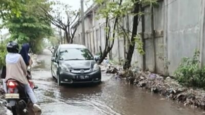 ‎Sampah Menumpuk di Akses Masuk Perumnas Lingkar Basirih, Sungai Tercemar dan Warga Mengeluh