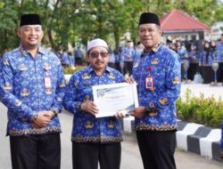 Wabup Banjar Anugerahkan Piagam Penghargaan Brigade Informasi Daerah