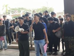 ‎Mahasiswa “Kepung” Balai Kota Banjarmasin, Protes Pemangkasan BPJS PBI hingga Mobil Listrik