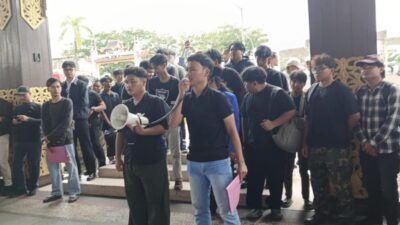 ‎Mahasiswa “Kepung” Balai Kota Banjarmasin, Protes Pemangkasan BPJS PBI hingga Mobil Listrik
