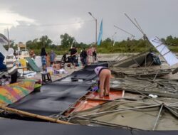 Angin Kencang Hantam Pasar Ramadan di Bawah Jembatan Barito, Pedagang Rugi dan Pengunjung Histeris