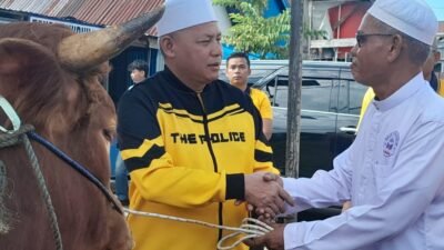 Kapolda dan Polresta Banjarmasin Serahkan Dua Ekor Sapi Untuk Haul ke-6 Guru Zuhdi