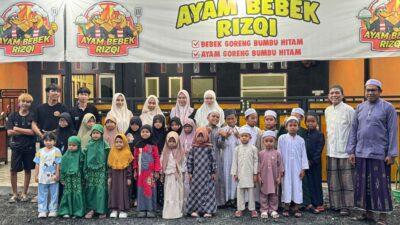 Puluhan Santri Rumah Qur’an Nurul Musthafa Bergembira Buka Puasa di Resto Ayam Bebek Rizqi