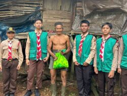 Pramuka SMP Negeri 2 Karang Intan Membagikan Sembako ke Masyarakat