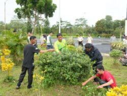 Bersih-bersih Halaman Sekretariat DPRD Kabupaten Barito Kuala