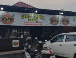 Resto Ayam Bebek Rizqi Martapura Menyajikan Masakan Khas Bebek Goreng Bumbu Hitam