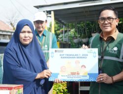 Berbagi di Bulan Ramadan, Pegawai PLN UID Kalselteng Salurkan Sembako untuk Dhuafa Lansia dan Guru TPQ