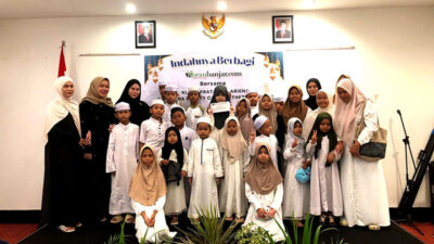 Manajemen Klinik Pratama Mariena berfoto bersama anak-anak panti asuhan.