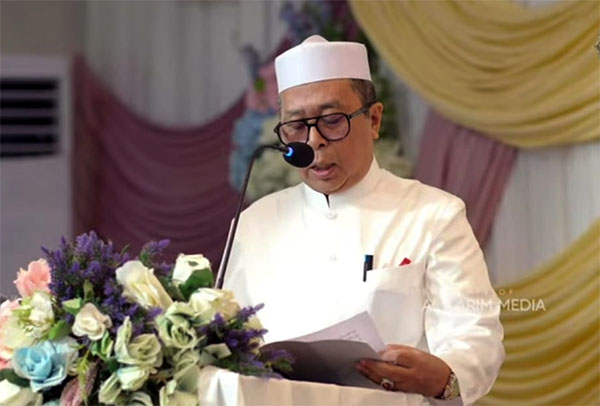 Daudi Zein membacakan manaqib Datu Kalampayan (Foto : Tangkapan layar Al Karim Media)