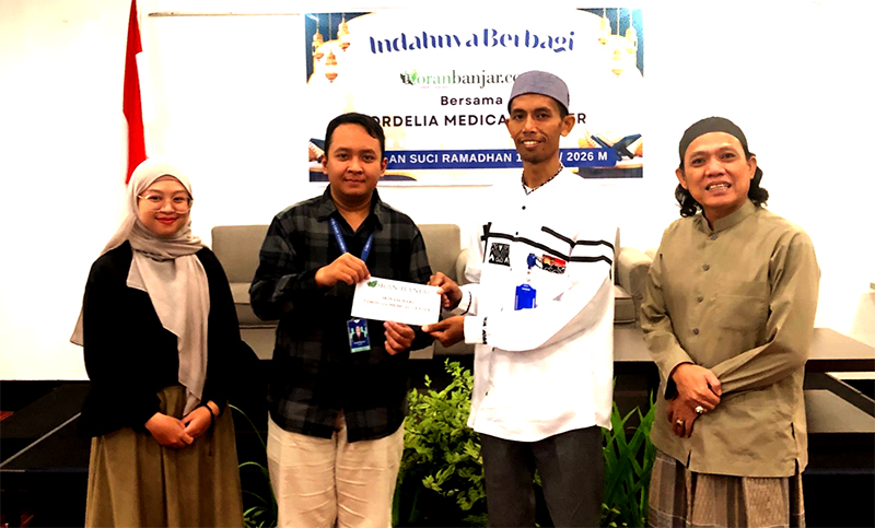 Perwakilan manajemen Cordelia Medical Center (kiri) menyerahkan donasi kepada pengasuh Rumah Yatim (kanan).