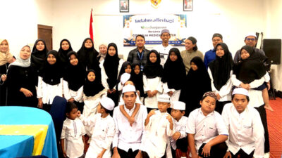 Anak-anak panti berfoto bersama manajemen Cordelia Medical Center dan tim Koranbanjar.com.