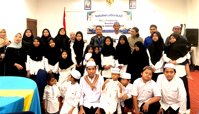 Anak-anak panti berfoto bersama manajemen Cordelia Medical Center dan tim Koranbanjar.com.