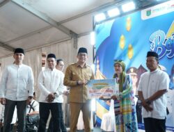 Bupati Andi Rudi Latif Anugerahkan Adipura Lokal, Salurkan Gerobak UMKM dan Sembako Untuk Petugas Kebersihan