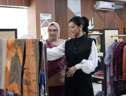 Pesona Tenun Pagatan Pikat Artis Asty Ananta, Andi Irmayani: Kebanggaan Bagi Tanah Bumbu