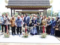 Gubernur Muhidin Resmikan Dermaga Pasar Terapung di Taman Mini Indonesia Indah