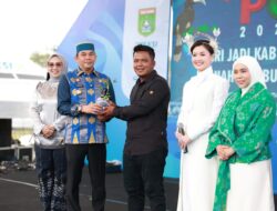Bupati Andi Rudi Latif dan Artis Asty Ananta Serahkan Bibit Tomat Cherry Stevia untuk Petani Lokal