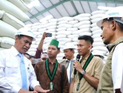 Mentan Amran Bersama Mahasiswa, Guru Besar, dan Pakar Pertanian Tinjau Gudang Bulog Jawa Timur: Hasilnya Luar Biasa!