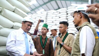 Mentan Amran Bersama Mahasiswa, Guru Besar, dan Pakar Pertanian Tinjau Gudang Bulog Jawa Timur: Hasilnya Luar Biasa!