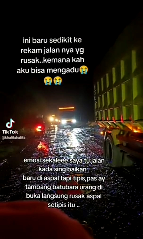 Antrean truk saat melintasi jalan Gunung Ulin tembus Gunung Balai Karang Intan, Kabupaten Banjar. 